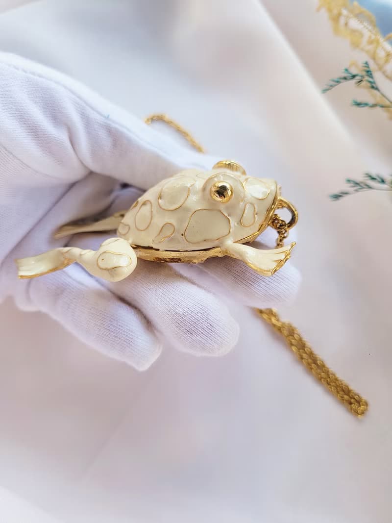美國西洋古董飾品 / 白琺瑯跳躍的金斑紋蛙古董項鍊 招財復古老件
