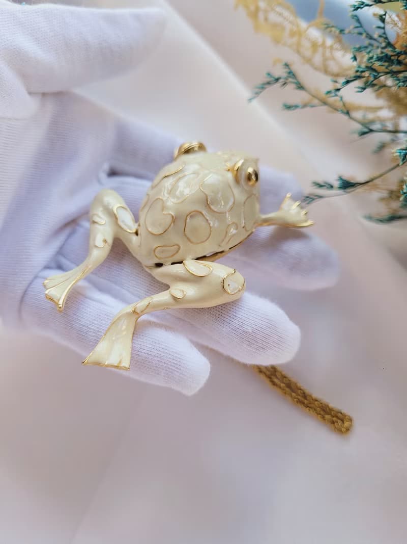 美國西洋古董飾品 / 白琺瑯跳躍的金斑紋蛙古董項鍊 招財復古老件