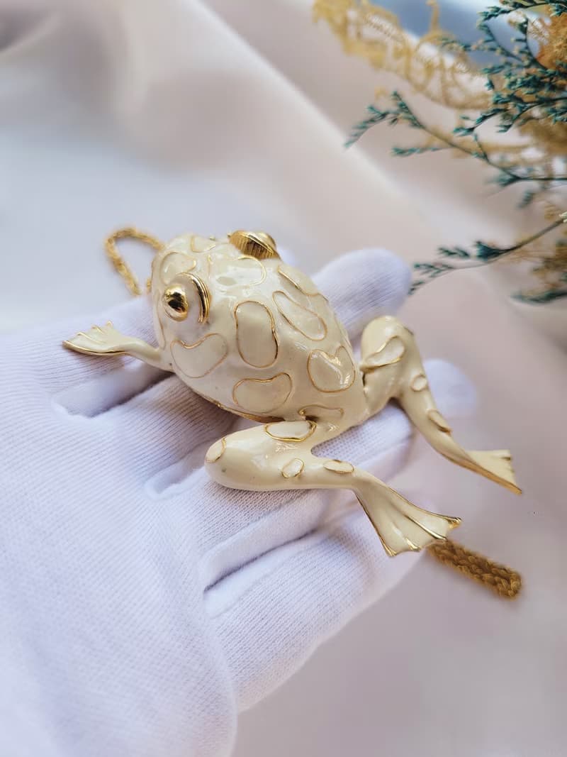 美國西洋古董飾品 / 白琺瑯跳躍的金斑紋蛙古董項鍊 招財復古老件