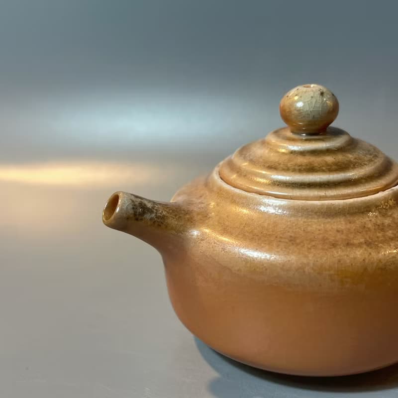 柴燒瓷土重落灰正把茶壺  / 小平凡手作