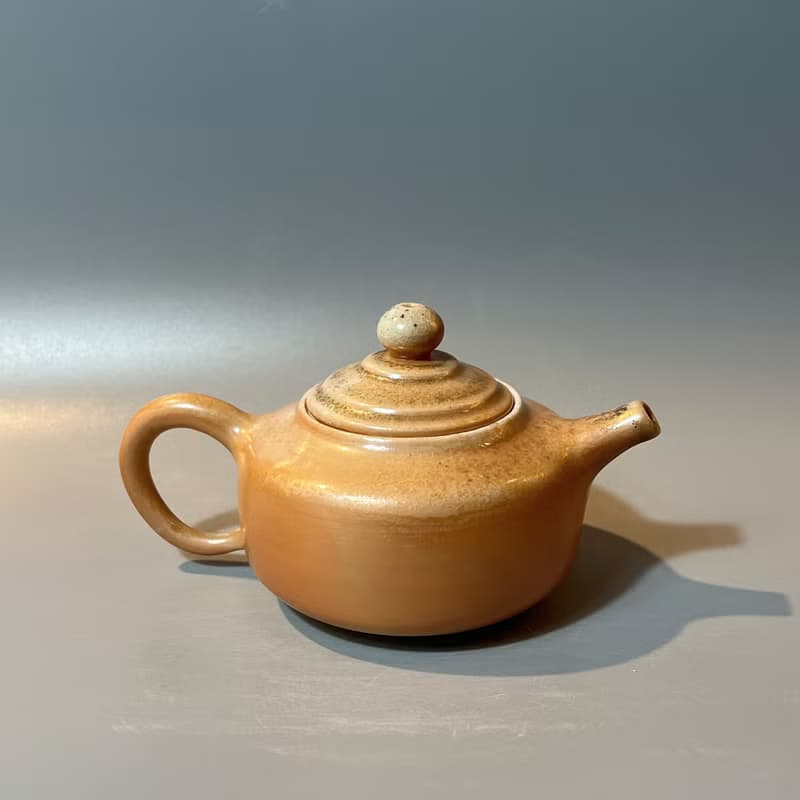 柴燒瓷土重落灰正把茶壺  / 小平凡手作
