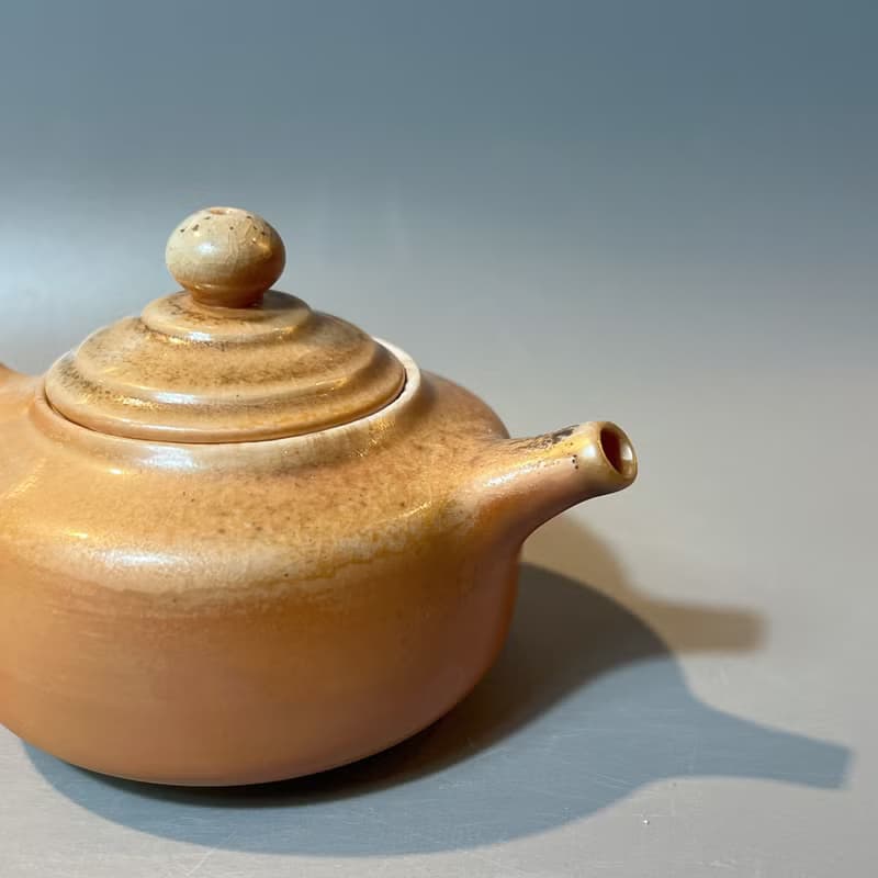 柴燒瓷土重落灰正把茶壺  / 小平凡手作
