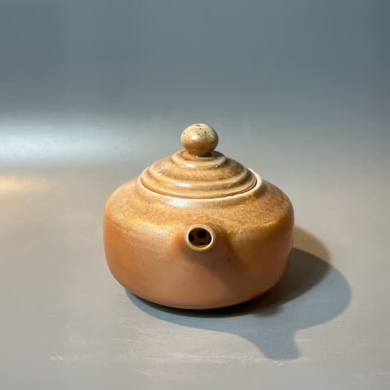 柴燒瓷土重落灰正把茶壺  / 小平凡手作