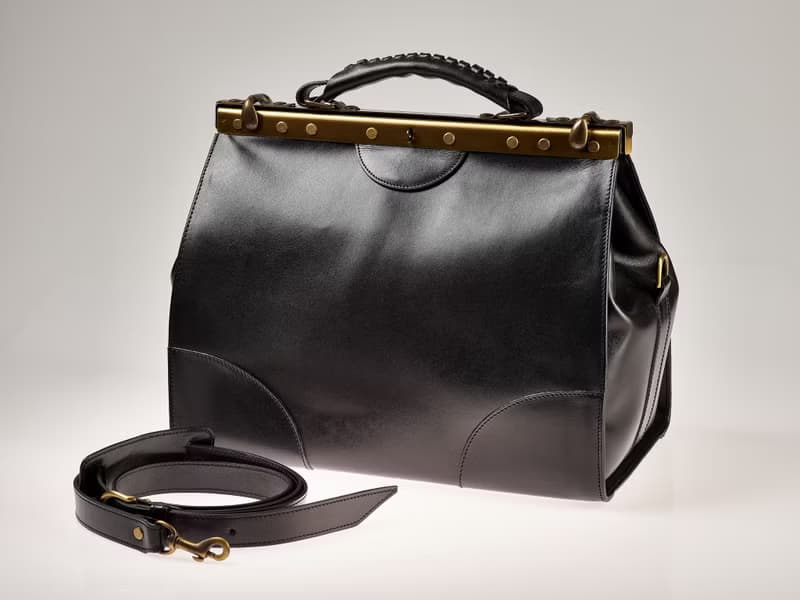 Black vegetable-tanned leather old frame western bag.