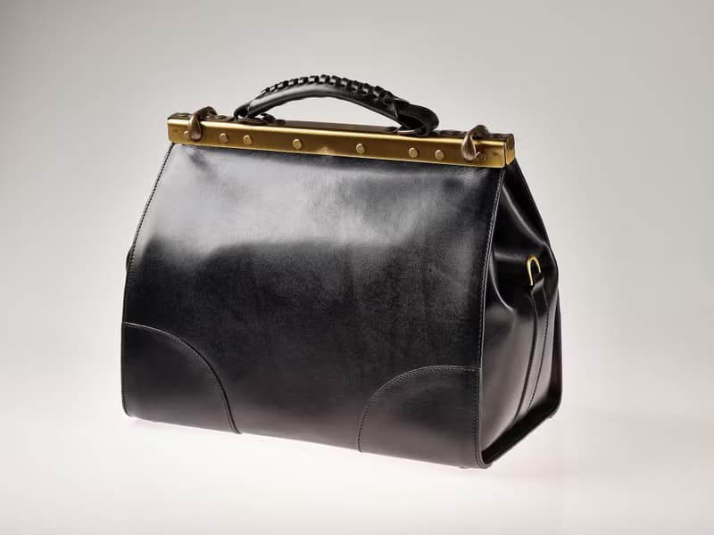 Black vegetable-tanned leather old frame western bag.