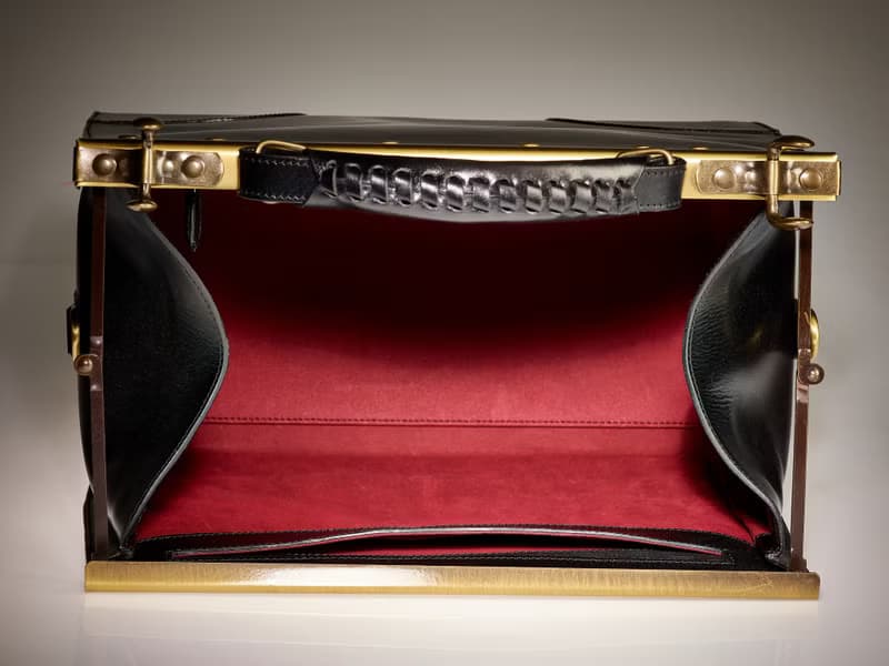 Black vegetable-tanned leather old frame western bag.