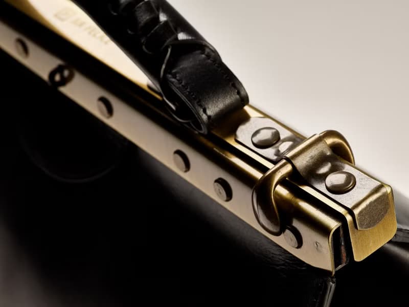 Black vegetable-tanned leather old frame western bag.