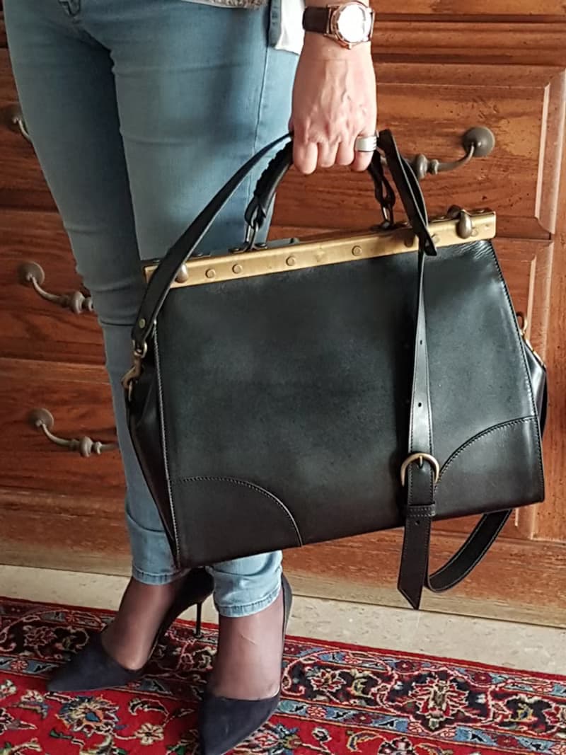 Black vegetable-tanned leather old frame western bag.