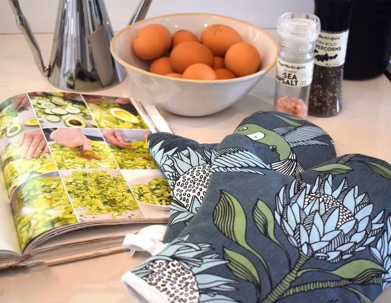 aLoveSupreme/南非文青手繪加厚隔熱烘培手套_ 鐵灰底藍色帝王花