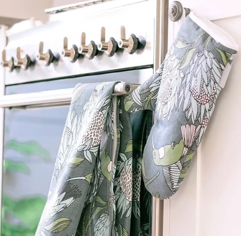 aLoveSupreme/南非文青手繪加厚隔熱烘培手套_ 鐵灰底藍色帝王花