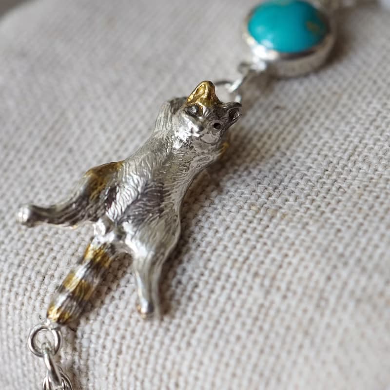 爪をひっかけた三毛猫ブレスレット ターコイズ