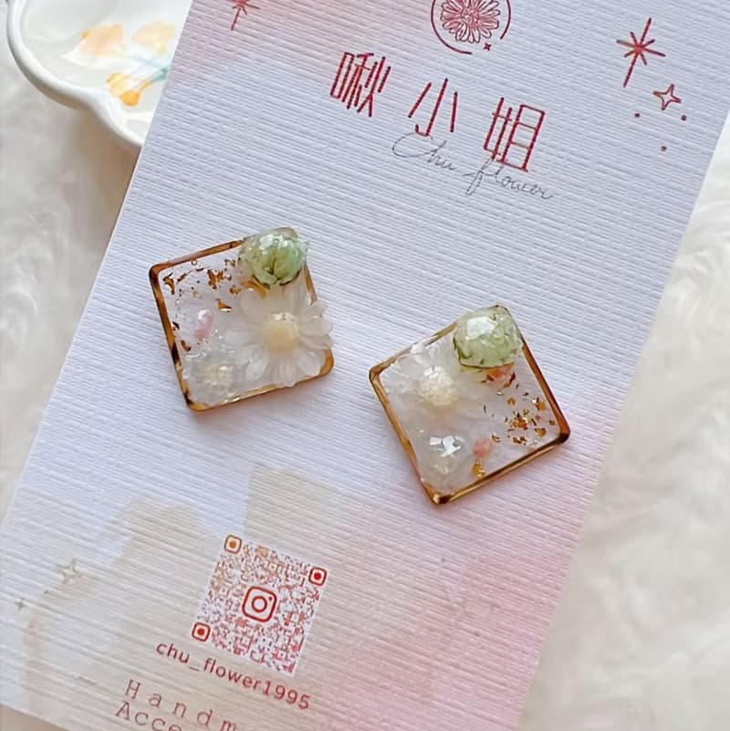 滿天星花方形耳飾