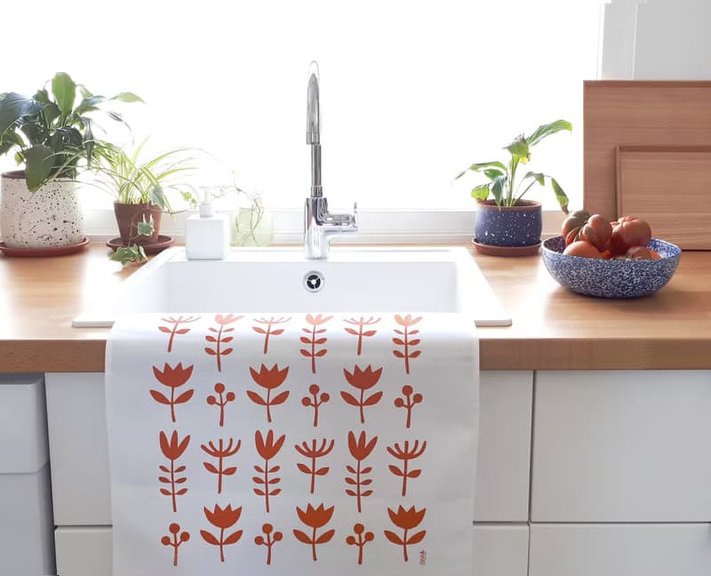 Tea towel Wild Flowers made of screenprinted cotton. Cheer up your home!