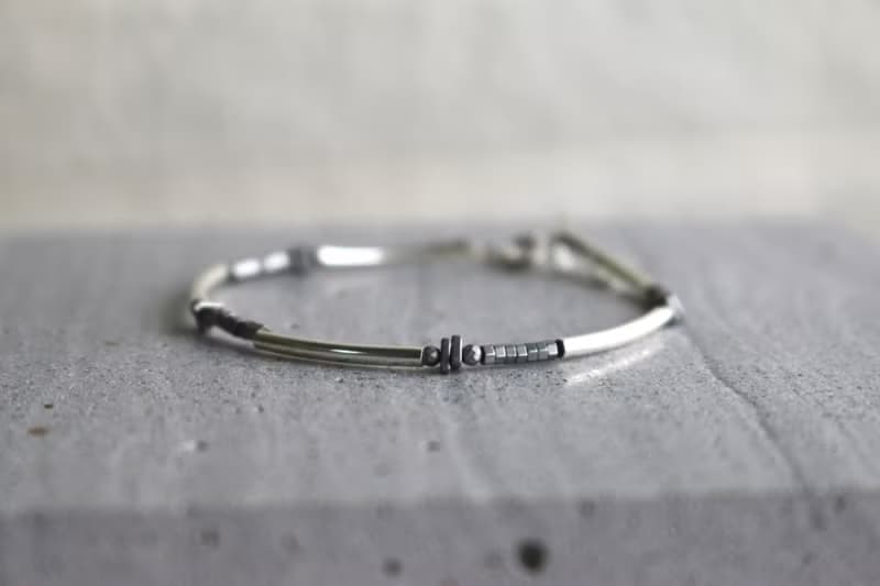 手鍊 烤漆金屬隔珠 鍍銀彎管 - 把握 -