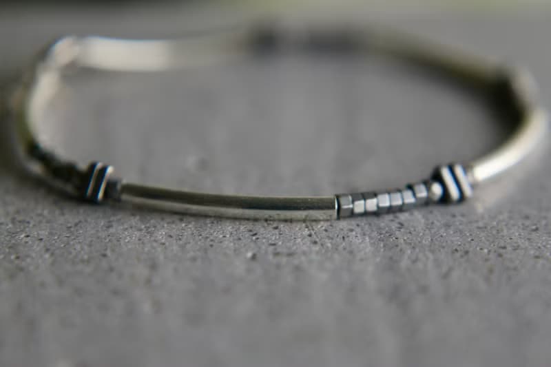 手鍊 烤漆金屬隔珠 鍍銀彎管 - 把握 -