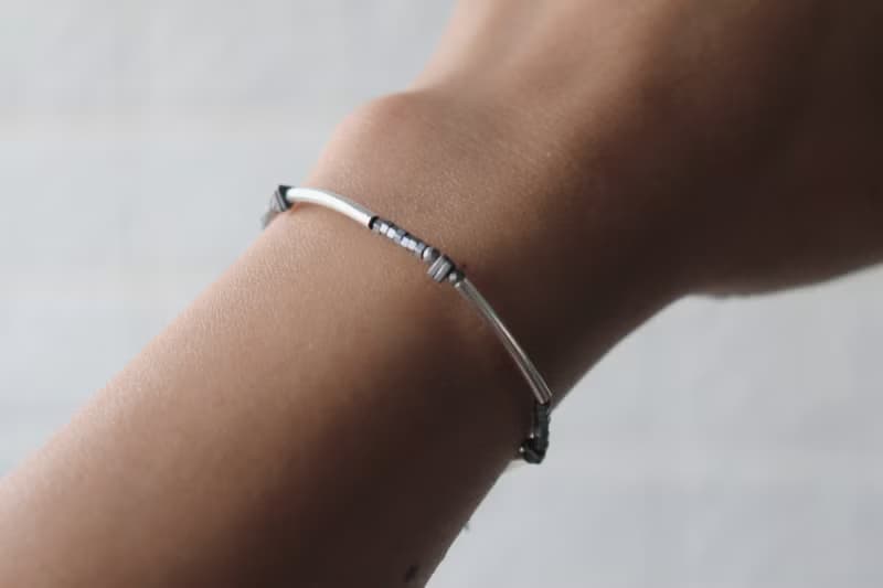 手鍊 烤漆金屬隔珠 鍍銀彎管 - 把握 -