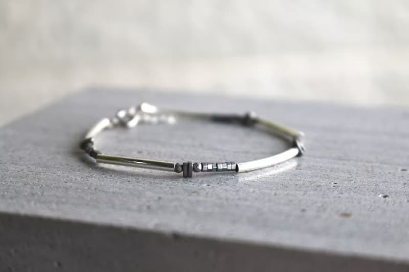 手鍊 烤漆金屬隔珠 鍍銀彎管 - 把握 -