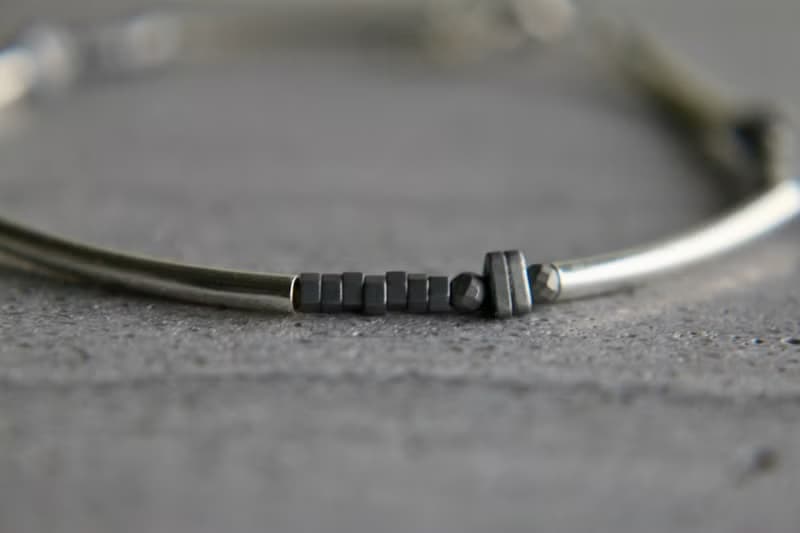 手鍊 烤漆金屬隔珠 鍍銀彎管 - 把握 -