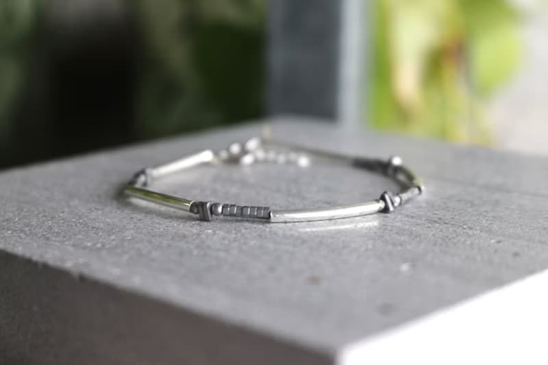 手鍊 烤漆金屬隔珠 鍍銀彎管 - 把握 -