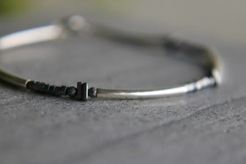 手鍊 烤漆金屬隔珠 鍍銀彎管 - 把握 -