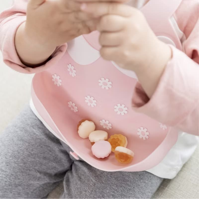 JOY 便攜式矽膠圍兜(療癒牛奶) | 防水防油不漏接