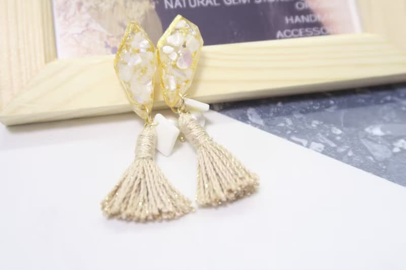 OUD原創. 手工飾品. 幾何系列--礦石形金箔白貝珍珠流蘇耳環/耳夾