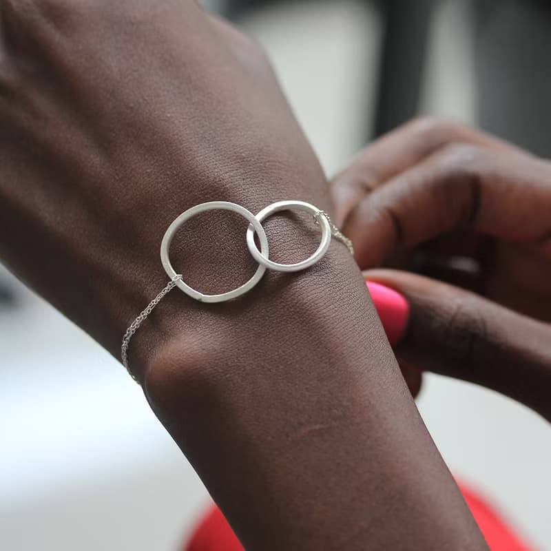 Handmade silver interlocked oval loops on silver chain bracelet (B0055)