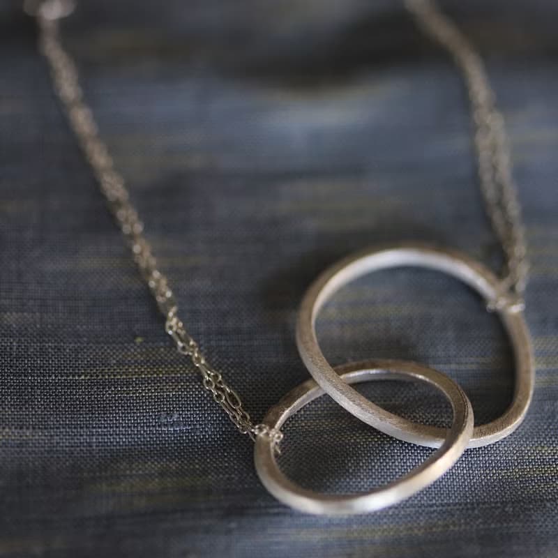 Handmade silver interlocked oval loops on silver chain bracelet (B0055)