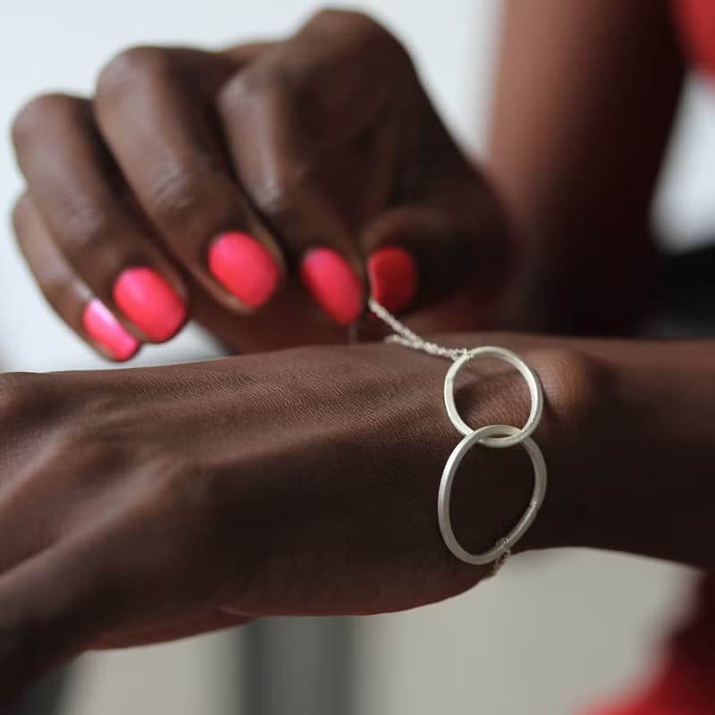 Handmade silver interlocked oval loops on silver chain bracelet (B0055)