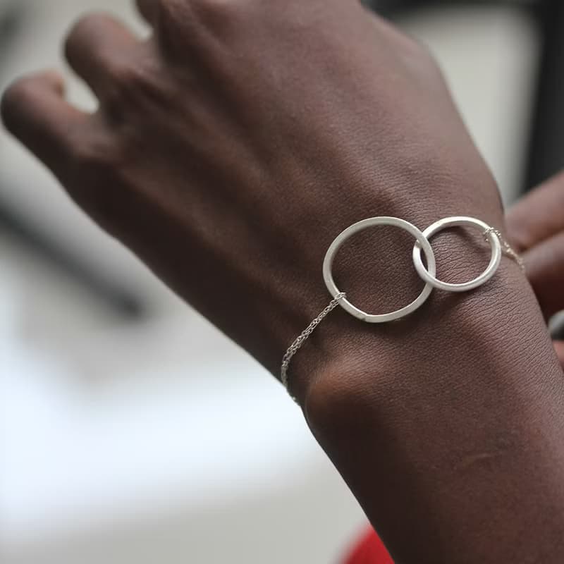 Handmade silver interlocked oval loops on silver chain bracelet (B0055)