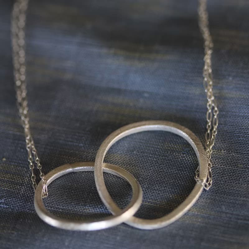 Handmade silver interlocked oval loops on silver chain bracelet (B0055)