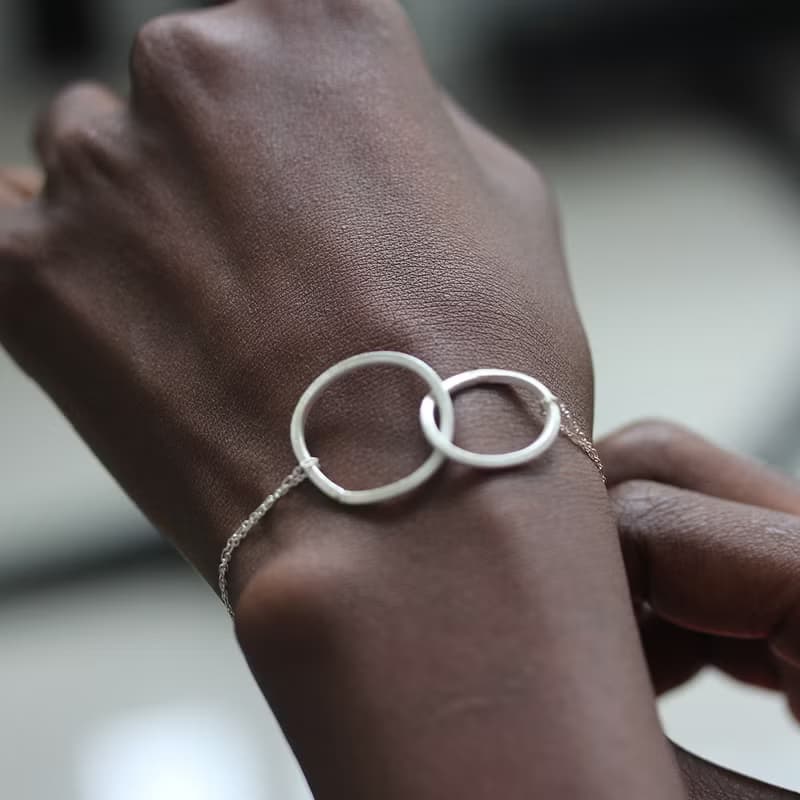 Handmade silver interlocked oval loops on silver chain bracelet (B0055)