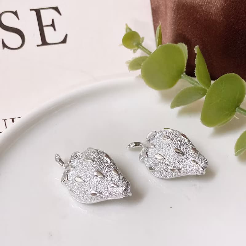 【西洋古董飾品】Sarah Cov. 亮霧沙銀 質感草莓 厚實耳環 耳夾