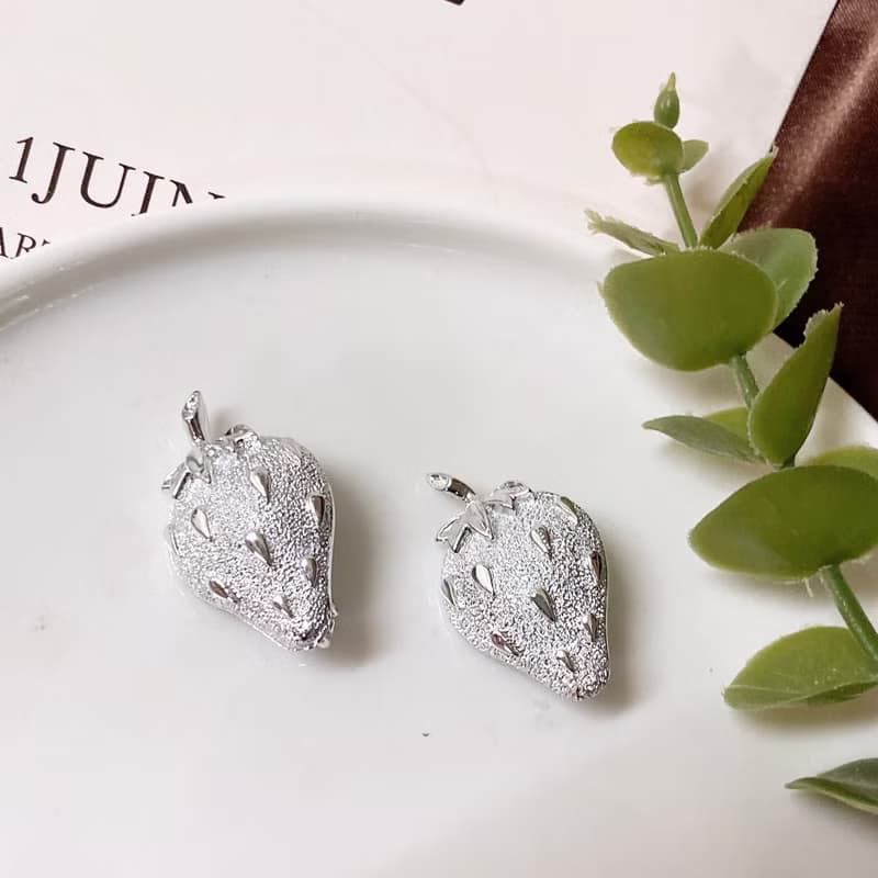 【西洋古董飾品】Sarah Cov. 亮霧沙銀 質感草莓 厚實耳環 耳夾