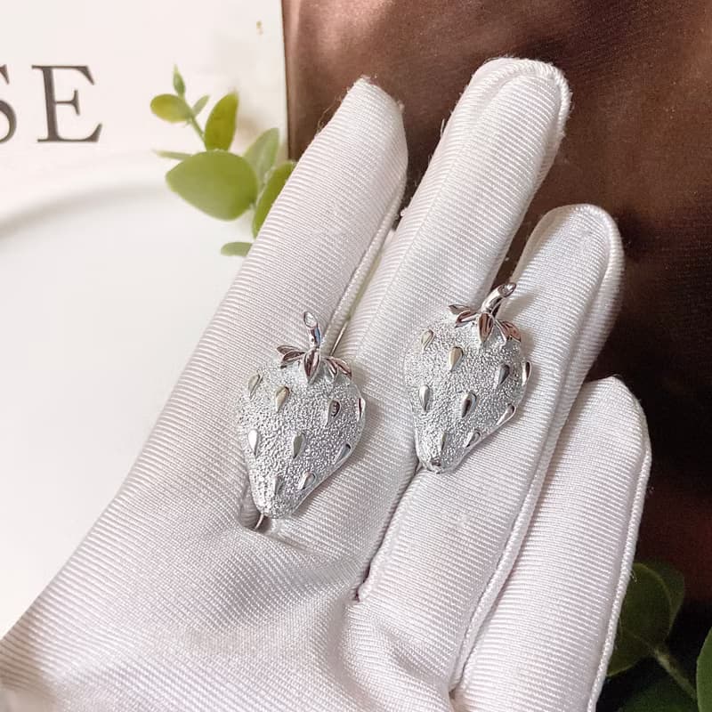 【西洋古董飾品】Sarah Cov. 亮霧沙銀 質感草莓 厚實耳環 耳夾