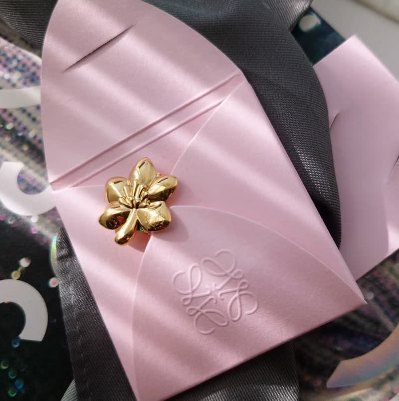 附帶原包裝 Loewe 桃花 胸針心口針 圍巾扣頸巾扣領帶扣包包掛件