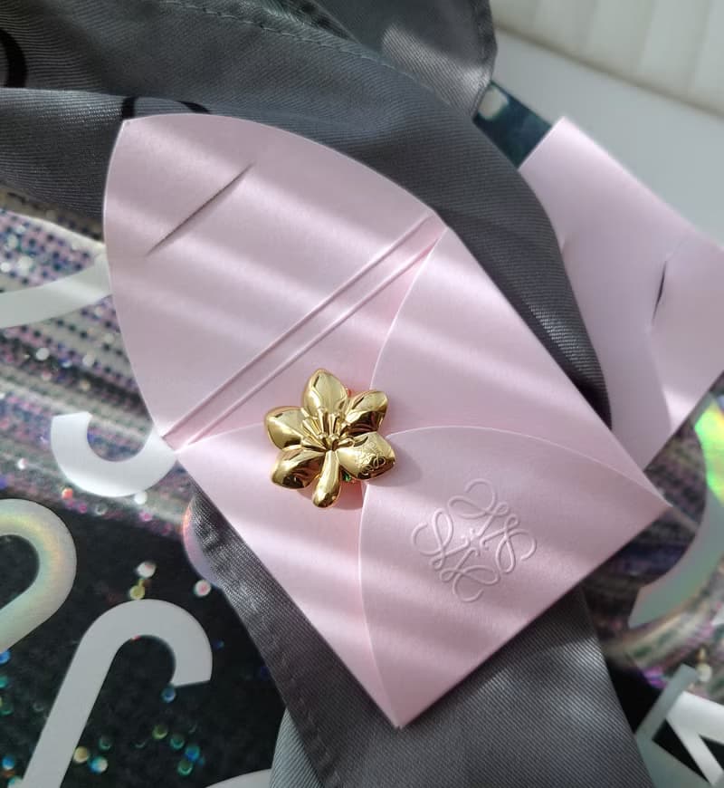 附帶原包裝 Loewe 桃花 胸針心口針 圍巾扣頸巾扣領帶扣包包掛件