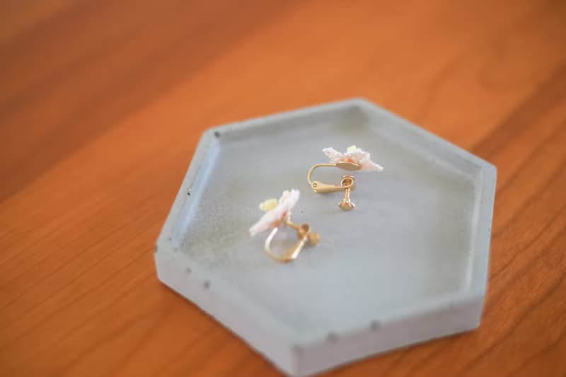 手鉤花耳夾。櫻花