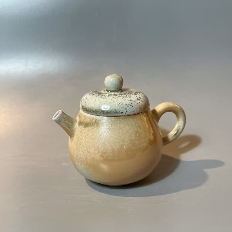 柴燒瓷土重落灰正把茶壺  / 小平凡手作