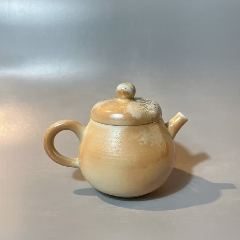 柴燒瓷土重落灰正把茶壺  / 小平凡手作