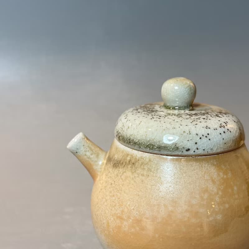 柴燒瓷土重落灰正把茶壺  / 小平凡手作
