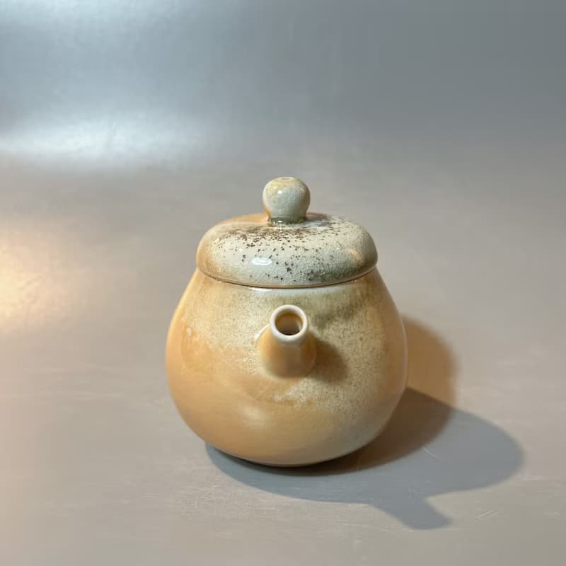 柴燒瓷土重落灰正把茶壺  / 小平凡手作