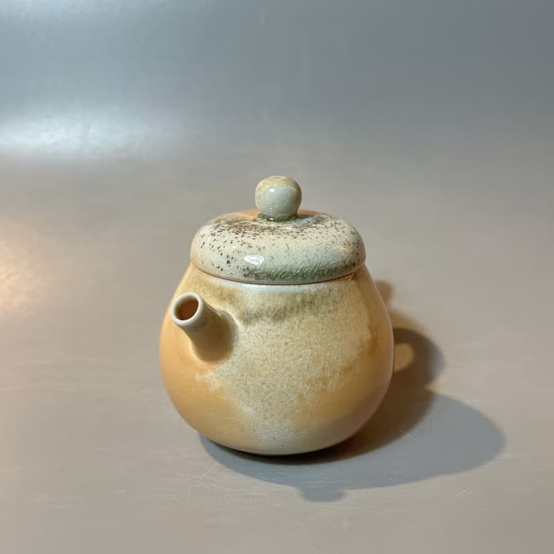 柴燒瓷土重落灰正把茶壺  / 小平凡手作