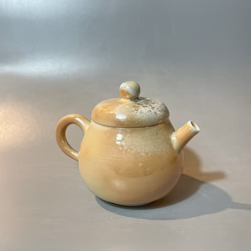 柴燒瓷土重落灰正把茶壺  / 小平凡手作