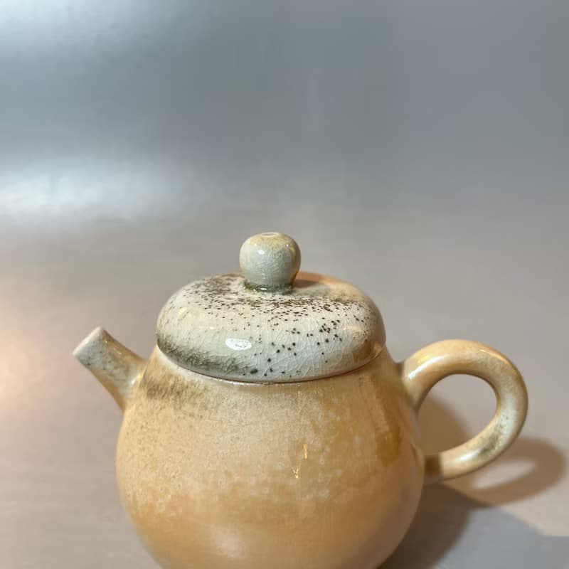 柴燒瓷土重落灰正把茶壺  / 小平凡手作