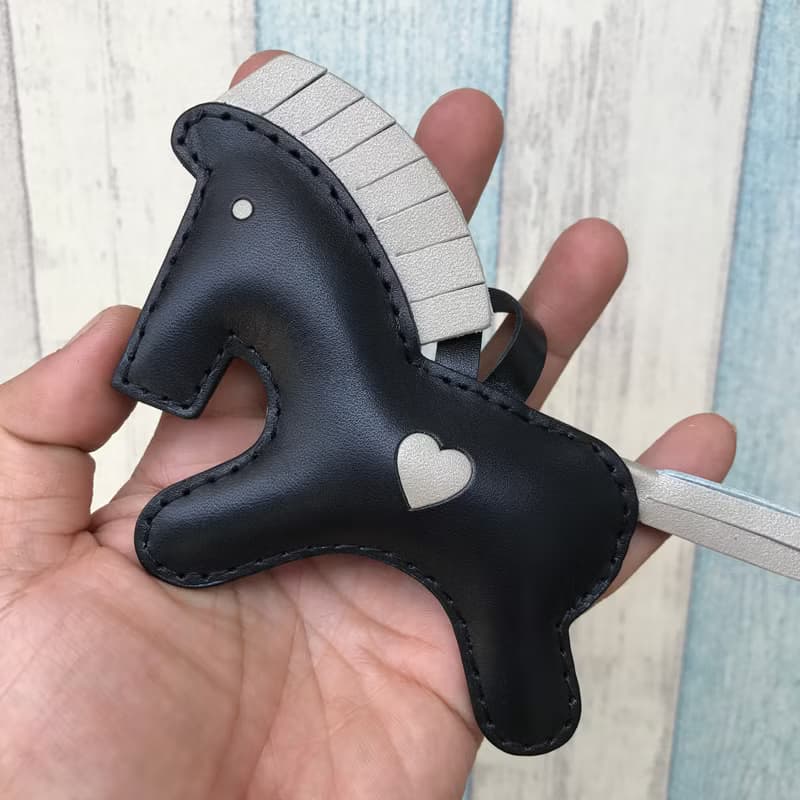 療癒小物 手工皮革  黑色 可愛 小馬 純手工縫製 吊飾 大尺寸