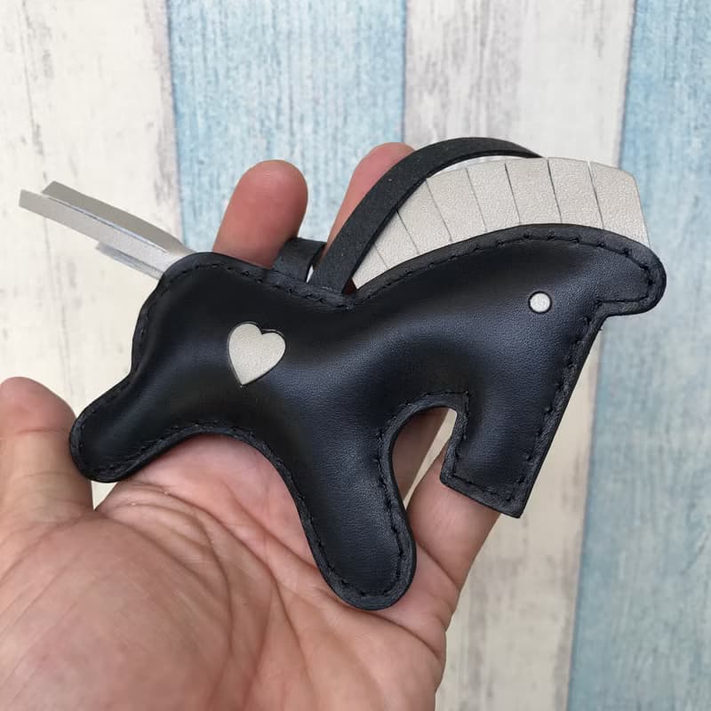 療癒小物 手工皮革  黑色 可愛 小馬 純手工縫製 吊飾 大尺寸