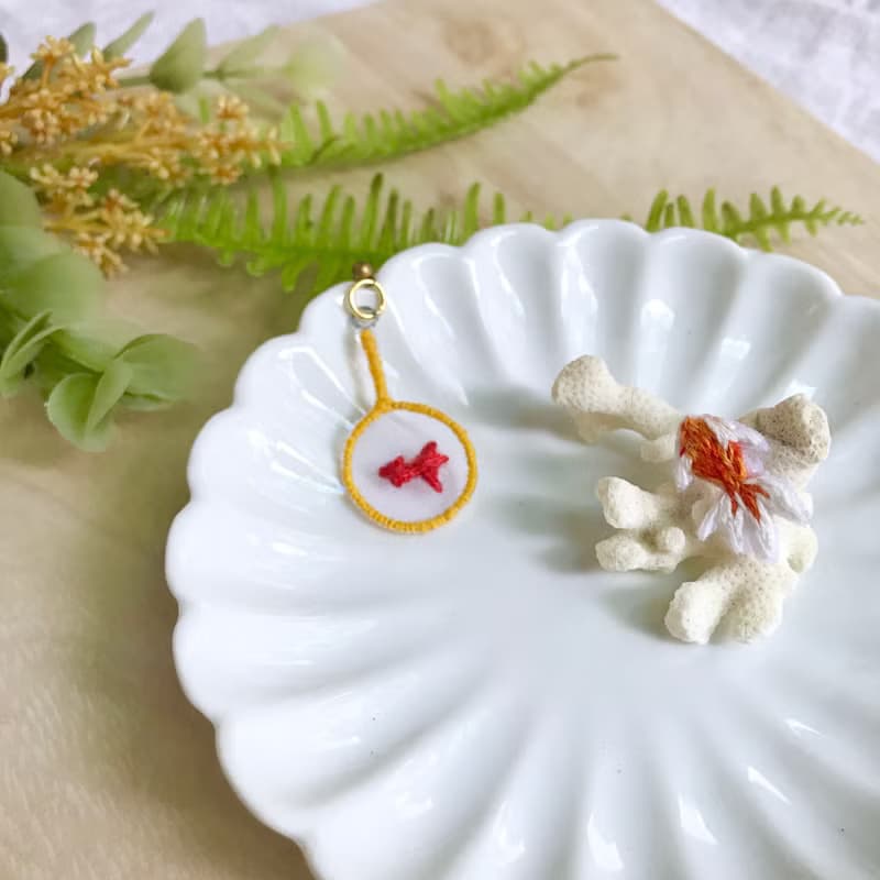 手作刺繡//夏日祭典撈金魚耳環//可改夾式