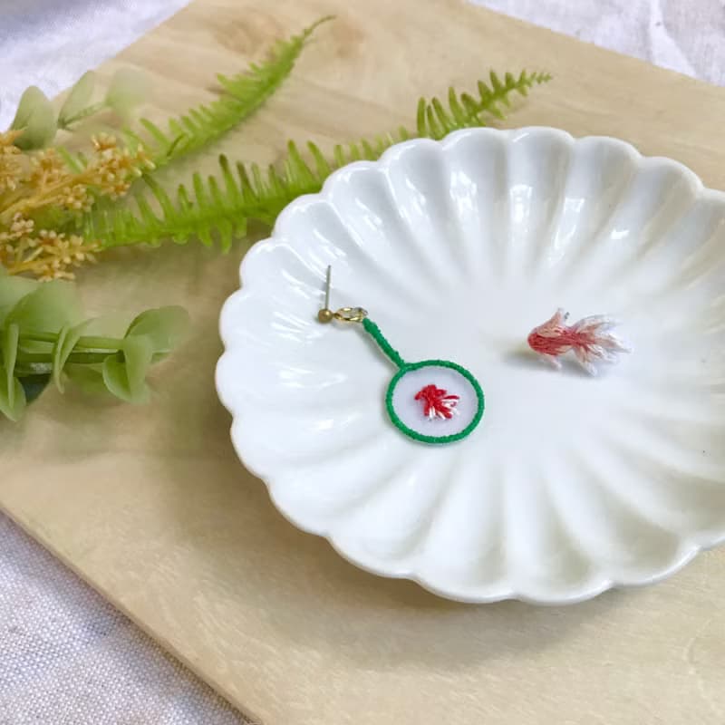 手作刺繡//夏日祭典撈金魚耳環//可改夾式