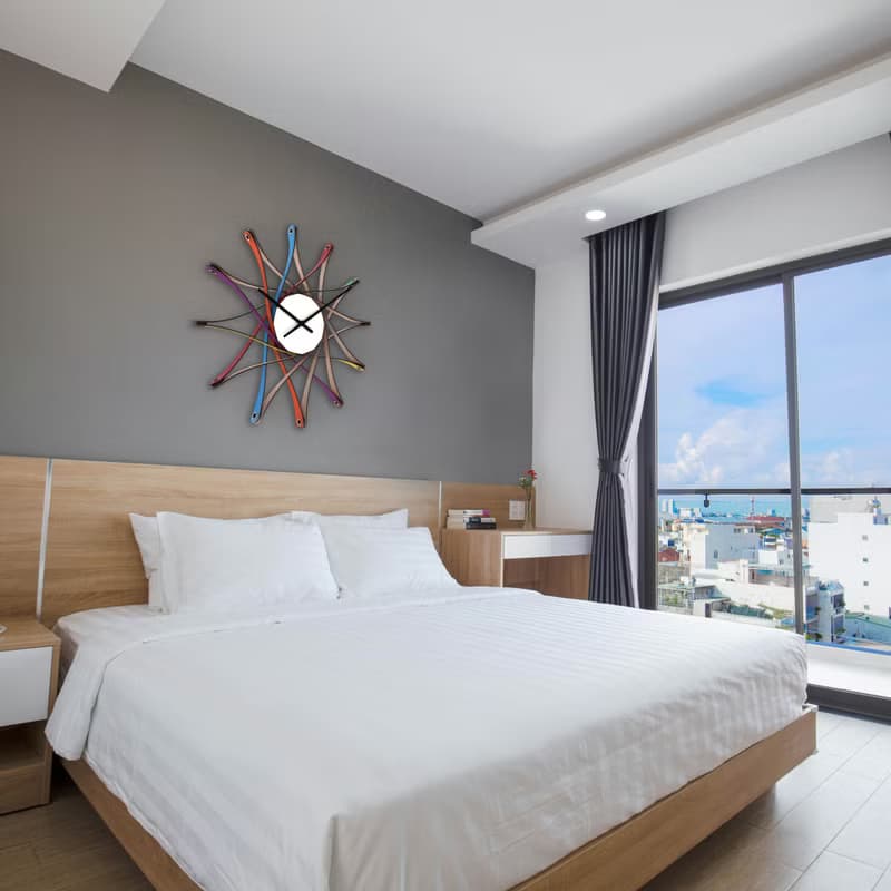 Propeller - 以彎曲膠合板製成的多色木製掛鐘